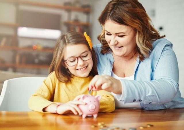 Mom teaching daughter about money.